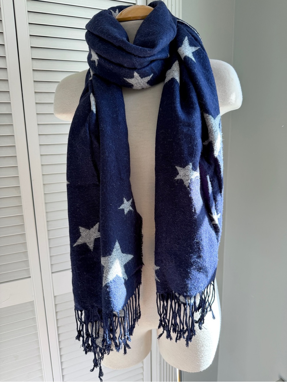🌠 Reversible Navy Blue & Gray Brushed Feel Star Print Fringe Scarf Wrap